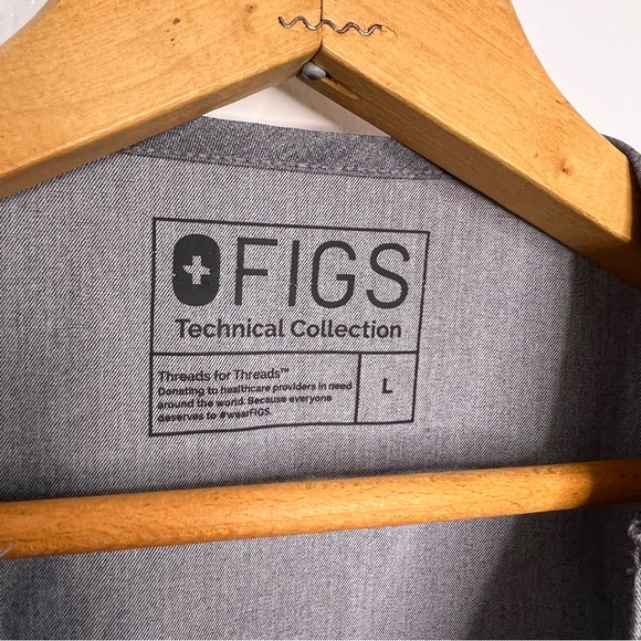 FIGS Men’s Gray 3 Pocket Scrub Top - Picture 4 of 6